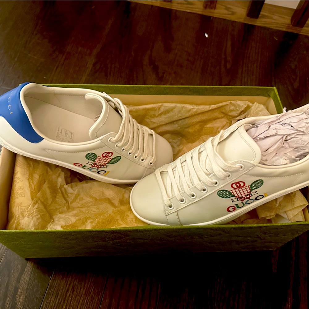 Gucci authentic size 37.5. I’ve worn them once mint condition 10/10.